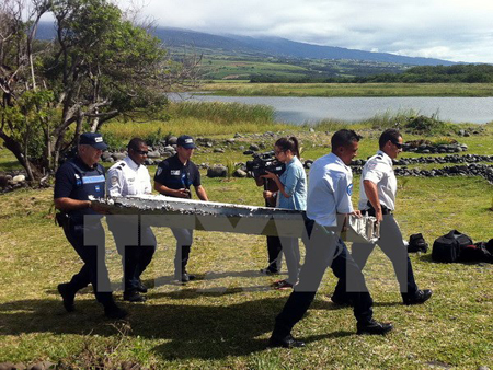 Chuyển mảnh vỡ nghi là của máy bay MH370 trên đảo La Reunion ngày 29/7.